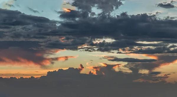 Panoramautsikt Över Solen Skiner Genom Molnen Solnedgången Himlen Med Dramatiskt — Stockfoto