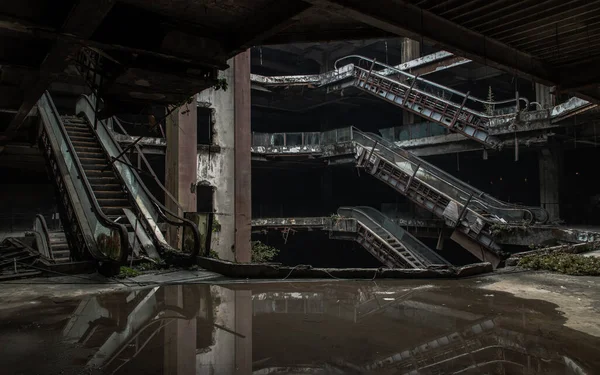 2022 버려진 쇼핑몰 건물의 에스컬레이터와 구조와 지남에 악화되었다 New World — 스톡 사진