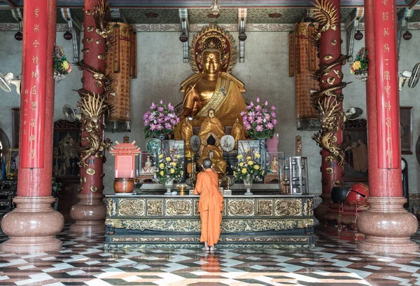 Bangkok Tailandia Feb 2020 Monje Budista Está Adorando Rezando Respeta — Foto de Stock