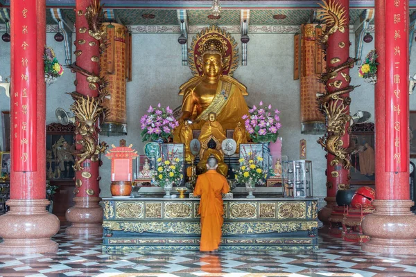 バンコク 2020年2月8日 仏教僧がワット ブマン クナラム Bhoman Khunaram Temple 内の黄金の仏像の前で敬意を表し祈っています 心を落ち着かせるために瞑想を祈る礼拝 — ストック写真