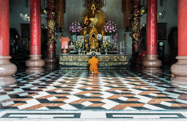 バンコク 2020年2月8日 仏教僧がワット ブマン クナラム Bhoman Khunaram Temple 内の黄金の仏像の前で敬意を表し祈っています 心を落ち着かせるために瞑想を祈る礼拝 — ストック写真