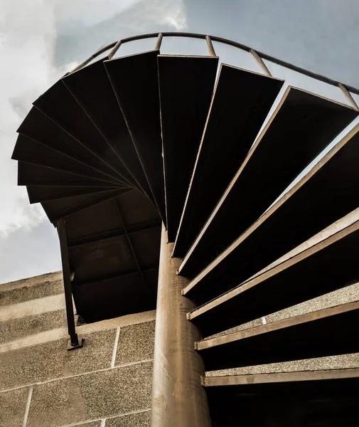 Ниже Вид Коричневой Металлической Винтовой Лестницы Железными Перилами Перед Кирпичной — стоковое фото