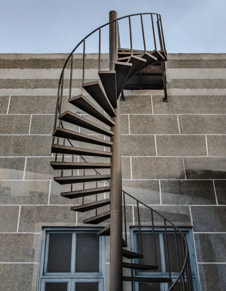Коричневая Металлическая Винтовая Лестница Железными Перилами Ведет Вниз Балкона Первый — стоковое фото