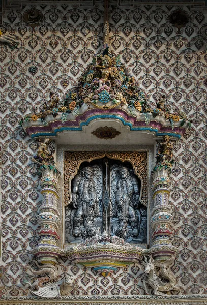 泰国曼谷 2022年2月10日 在巴黎拉恰松克拉姆神庙的教堂外的窗台上雕刻怪物雕塑 没有重点 特别是 — 图库照片