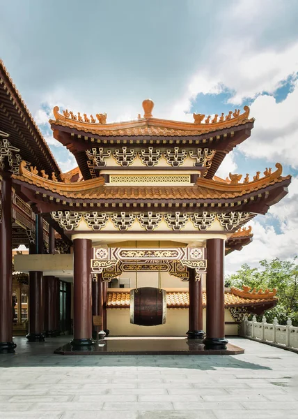 Китайський Архітектурний Павільйон Червоними Стовпами Використовуються Збереження Великого Традиційного Барабана — стокове фото