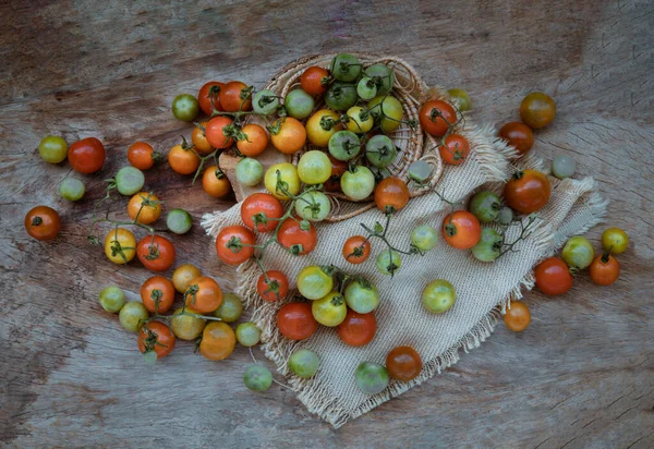 Sekelompok Tomat Liar Segar Mini Cherry Tomatos Latar Belakang Papan — Stok Foto