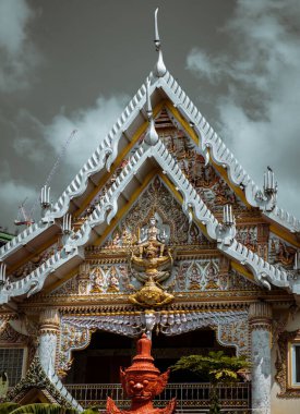 Bangkok, Tayland. Stucco, Wat khlong phum tapınağındaki papazlık salonunun girişindeki kırmızı devi temsil ediyor. Tam olarak odaklanamıyorum..
