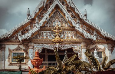 Bangkok, Tayland. Stucco, Wat khlong phum tapınağındaki papazlık salonunun girişindeki kırmızı devi temsil ediyor. Tam olarak odaklanamıyorum..