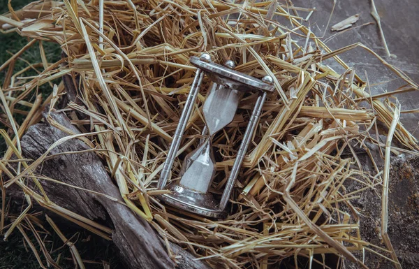 Silberne Sanduhr Oder Sandglas Auf Stroh Hintergrund Konzept Vergangener Augenblicke — Stockfoto
