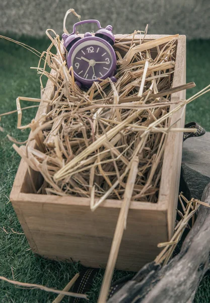 木製の箱の中のわらの背景に目覚まし時計 新しい一日の始まりのギフトコンセプト 選択的フォーカス — ストック写真
