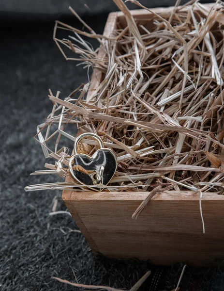 Goldenes Herz Vorhängeschloss Mit Goldschlüssel Auf Stroh Hintergrund Geschenkkonzept Zum — Stockfoto