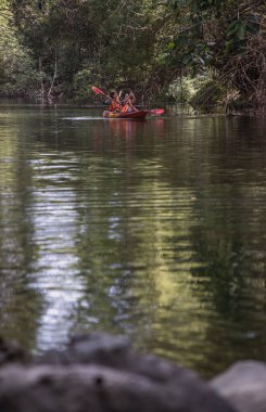 Nakhon Ratchasima, Tayland. Mar - 20, 2022: İki maceraperest kadın ormanda kırmızı kayak yaparken birlikte eğleniyorlar. Boş zamanlarımızda, doğa ve turistik aktivitelerde eğleniyoruz. Seçici odak.