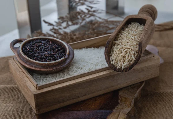 Vários Tipos Arroz Arroz Integral Arroz Jasmim Riceberry Fundo Madeira — Fotografia de Stock