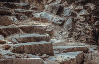 Brookside 'daki taş levhadan yansıyan güneş ışınları. Soyut arkaplan dokusu, duvar kağıdı için güzel arkaplan, alanı kopyala, Seçici odak.