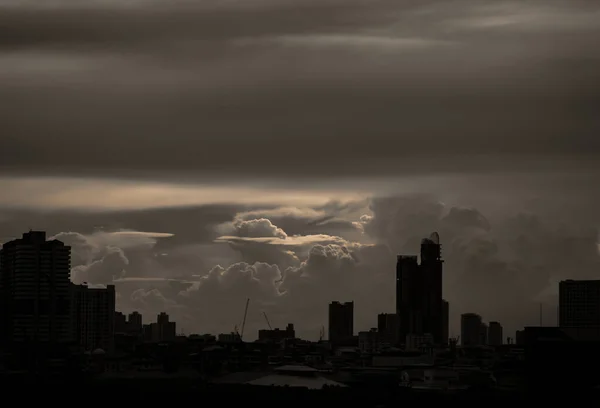 Piękne Chmury Słońcem Przez Chmurę Niebie Wieczorem Nad Dużym Metropolitalnym — Zdjęcie stockowe