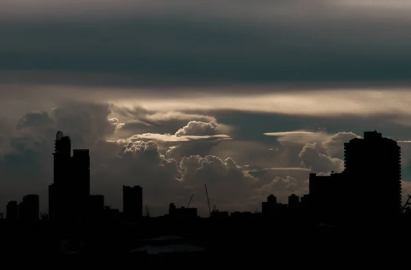 Piękne Chmury Słońcem Przez Chmurę Niebie Wieczorem Nad Dużym Metropolitalnym — Zdjęcie stockowe