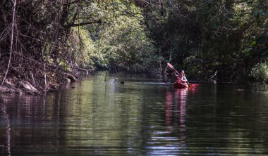 Nakhon Ratchasima, Tayland. Mar - 20, 2022: İki maceraperest kadın ormanda kırmızı kayak yaparken birlikte eğleniyorlar. Boş zamanlarımızda, doğa ve turistik aktivitelerde eğleniyoruz. Tam olarak odaklanamıyorum..