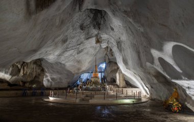 Buda heykelleri ya da Wat Tham Phra Phothisat ya da Bodhisattva Mağara Tapınağı içindeki Buda heykelleri ve Kaeng Khoi Bölgesi 'ndeki eski ve kireçtaşı mağara tapınakları, Tayland' ın seçici odak noktası..