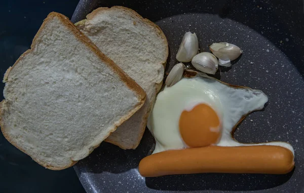 Menyiapkan Sarapan Panci Masak Dengan Telur Goreng Sosis Goreng Bawang — Stok Foto