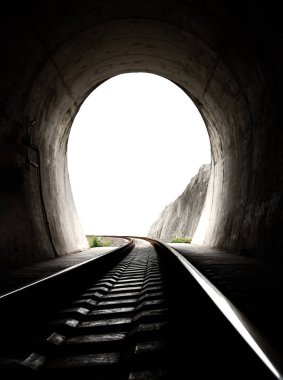 Demiryolu tünelinin içinde ve demiryollarının sonunda doğal ışık var. Tünelin sonundaki ışık, ışıklar ve gölgeler, hedeflerine ulaşma kavramı, uzayı kopyalama, seçici odaklanma..