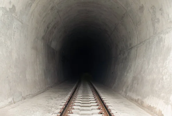 Caminho Ferro Que Conduz Linhas Para Entrada Túnel Comboio Escuro — Fotografia de Stock