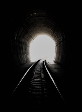 Demiryolu tünelinin içinde ve demiryollarının sonunda doğal ışık var. Tünelin sonundaki ışık, ışıklar ve gölgeler, hedeflerine ulaşma kavramı, uzayı kopyalama, özellikle odak yok,.
