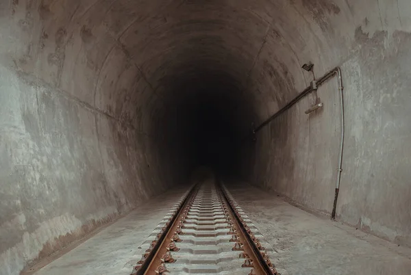 Bahngleise Führen Den Dunklen Eingang Des Zugtunnels Bahnfahren Raum Für — Stockfoto