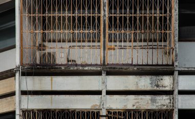 Bangkok, Tayland - 18 Aralık 2022 'de eski, paslı, sarı işlemeli demir ızgaranın dış cephesi. Eski evin pencere ızgarası deseni, özellikle odak noktası yok..