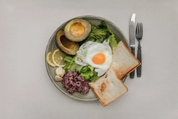 Desayuno Con Huevo Frito Para Ponerlo Encima Verduras Frescas Bayas — Foto de Stock