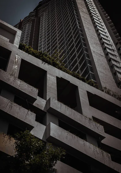 バンコク 2022年4月4日 駐車場の建物と近代的な高層マンションの建物で外壁の繰り返し構造の構造パターン 建築の概念 特に焦点なし — ストック写真
