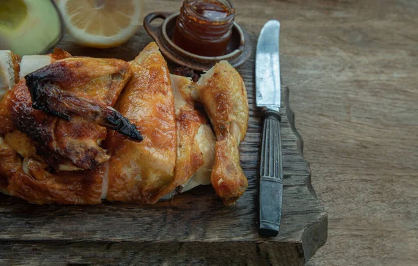 Ψητό Κοτόπουλο Ψητό Κοτόπουλο Αβοκάντο Και Λεμόνι Κομμένο Στη Μέση — Φωτογραφία Αρχείου