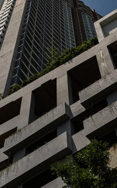 バンコク 2022年4月4日 駐車場の建物と近代的な高層マンションの建物で外壁の繰り返し構造の構造パターン 建築の概念 特に焦点なし — ストック写真