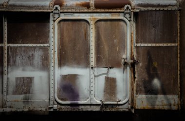 Eski istasyondaki eski demiryolu konteynır kapılarının metal kilidi. Eski demiryolu araçları ya da eski tren vagonları. Spce kopyala, Seçmeli odak.