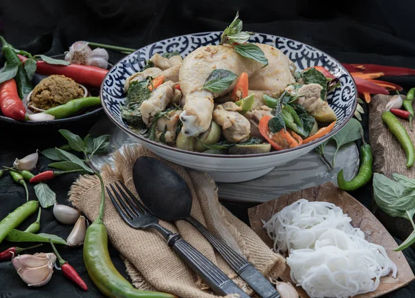Groene Curry Met Kip Groen Witte Variëteiten Van Thaise Aubergines — Stockfoto