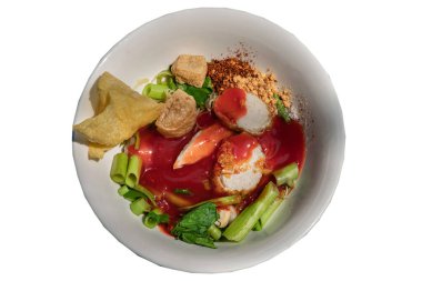 Geleneksel yentafo veya pembe sos ve balık köfteli erişte, kızarmış tofu, Çin sabah zaferi, kızarmış wonton, yer fıstığı ve kuru acı bibersiz çorba, beyaz arka planda kırpma yolu ile izole edilmiş beyaz kasede. Asya tarzı yemek, Top