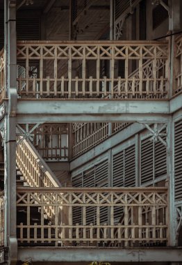 Eski ahşap evdeki geleneksel ahşap korkuluklar zamanla bozulmaya bırakıldı. Tam olarak odaklanamıyorum..