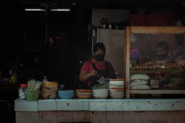 Bangkok Tailandia Abr 2022 Lady Cocinando Fideos Restaurante Local Calle —  Fotos de Stock