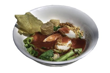 Geleneksel yentafo veya pembe sos ve balık köfteli erişte, kızarmış tofu, Çin sabah zaferi, kızarmış wonton, yer fıstığı ve kuru acı bibersiz çorba, beyaz arka planda kırpma yolu ile izole edilmiş beyaz kasede. Asya tarzı yemek, Sel.