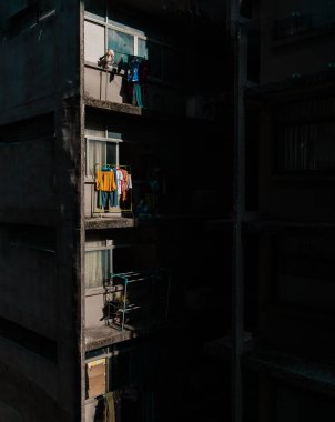 Eski apartman dairesi. Demir elbise askısı asmak için. Pencerelerin dışında çamaşır asmak için. İleti koymak için boş siyah boşluk, Seçici odak.
