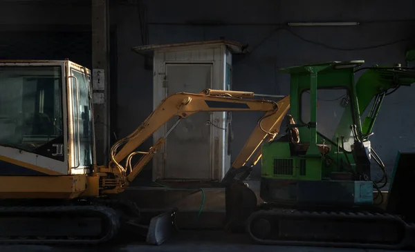 Två Bygggrävmaskiner Gul Och Grön Färg För Byggarbetsplatsen Parkerade Efter — Stockfoto