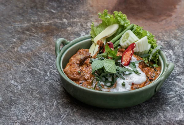 Geleneksel olarak kızartılmış Asya kırmızı kuyruklu yayın balığı (Hemibagrus wyckioides) ya da kırmızı köri ezmeli Kang yayın balığı. Otantik Tayland yemeği. Boşluğu kopyala, Seçici odak.