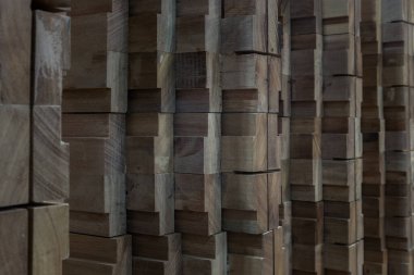 İşlenmiş ve kesilmiş Wood 'un yan görüntüsü, ilginç bir kalıp oluşturmak için düzgünce düzenlenmiş. Boşluğu kopyala, Seçici odak.