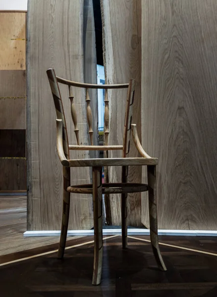 Alan odasındaki ahşap duvarın önünde duran eski bir tahta sandalye tasarımı. Metin, Odaklanma ve bulanıklık için boşluk.
