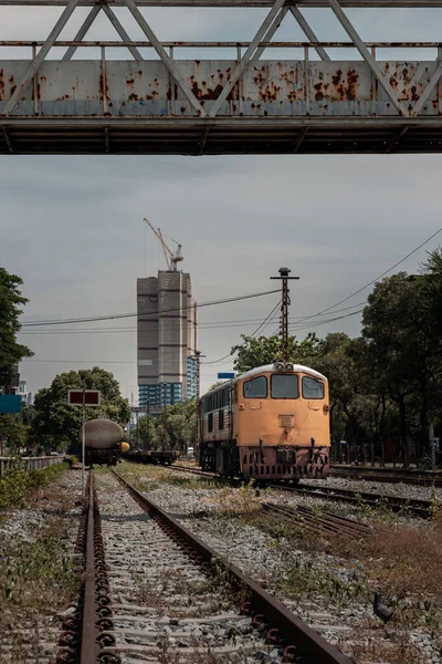 柴油发动机的前景停放在旧铁轨上 空客黄列车 选择性对焦 — 图库照片