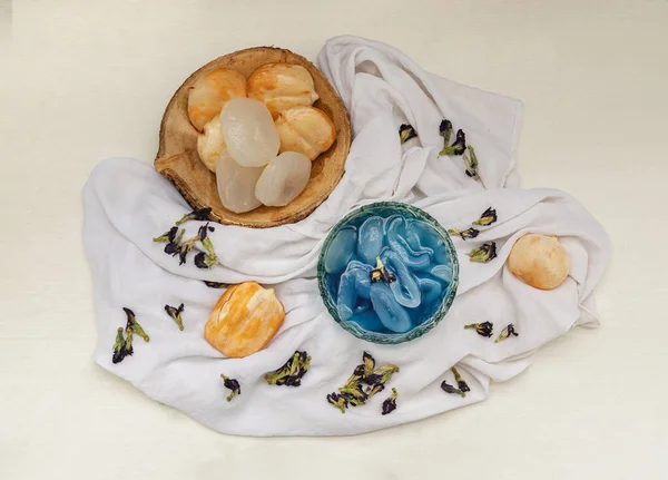 新鲜的棕榈配上蓝蝴蝶豌豆糖浆和装饰有干蝴蝶豌豆花的刨冰 放在白色背景的玻璃碗里 传统泰国菜 顶级美食 精选焦点 — 图库照片