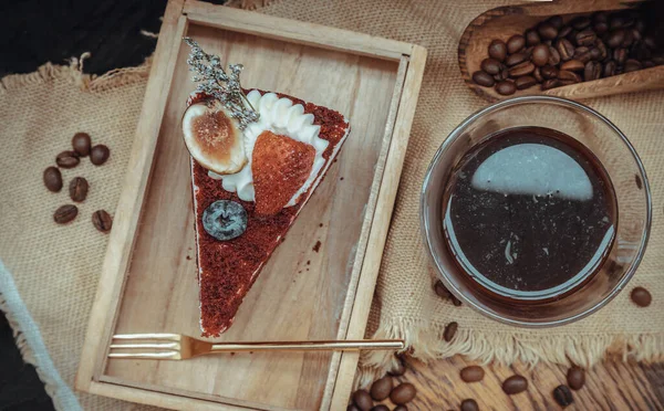 Sepotong Kue Beludru Merah Disajikan Dengan Kopi Espresso Dalam Gelas — Stok Foto