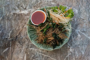 Kızarmış at suratlı loach balığı ya da kızarmış muz kökü balıklı kızarmış limon otu ve kızarmış kaffir limonu.