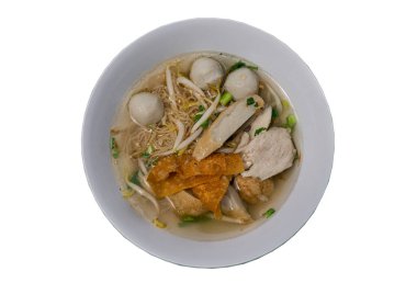 Geleneksel balık köfteli erişte çorbası, karides köftesi, domuz eti, kızarmış wonton ve kuru fasulye filizleri beyaz arka planda kırpma yolu ile izole edilmiş. Asya usulü yemek. Üst Görünüm, Seçici Odaklanma.