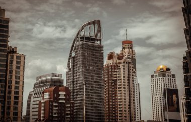 Bangkok, Tayland - 13 Mayıs 2022: Bangkok 'taki gökdelenlerin mimari manzarası. Modern yüksek binalar. Bina tasarımının açısal geometriği, Seçici odak.