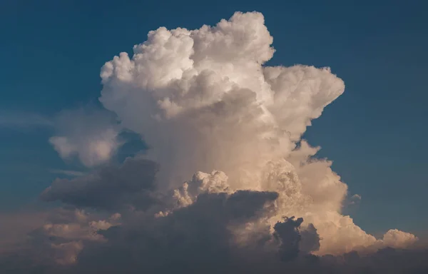 雲の背景を持つ美しい青空 空の雲 雲の天気自然雲と空の青 インスピレーションの概念 特に焦点がない — ストック写真